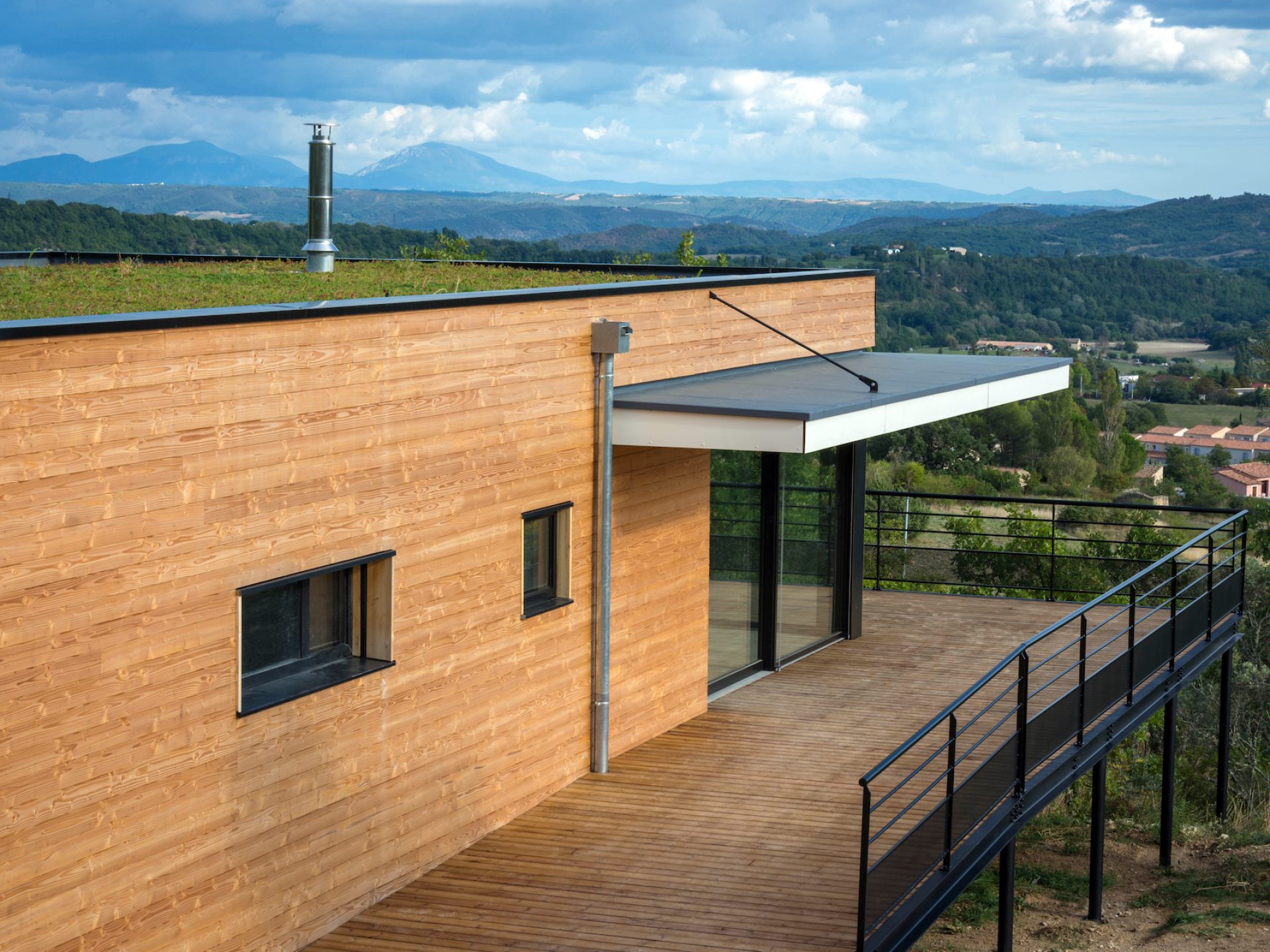 NaturARCH, Maison d'architecte individuelle avec toiture végétalisée sur pilotis au dessus des restanques à Forcalquier