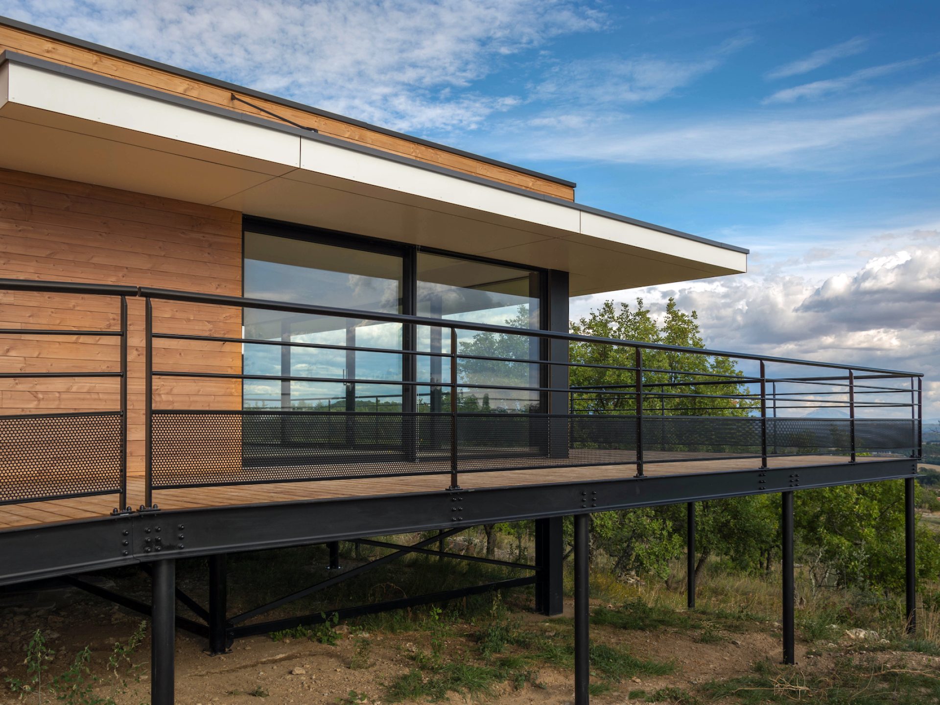 NaturARCH, Maison d'architecte individuelle avec toiture végétalisée sur pilotis au dessus des restanques à Forcalquier