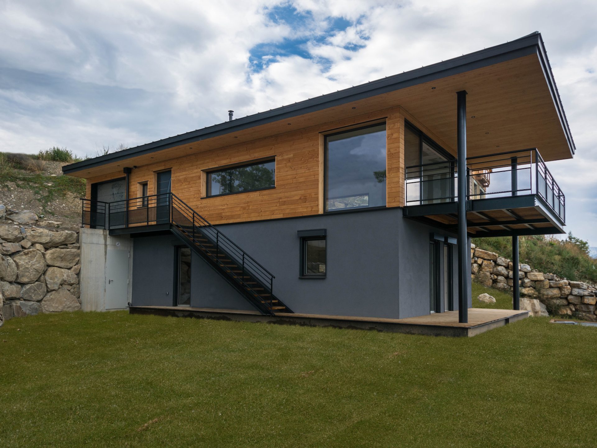 NaturARCH, Maison écologique d'architecte individuelle en ossature bois sur terrain de forte pente à Pelleautier